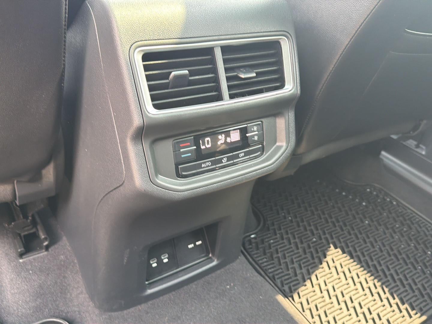 2024 Volkswagen Atlas 2.0T Peak Edition SEL
