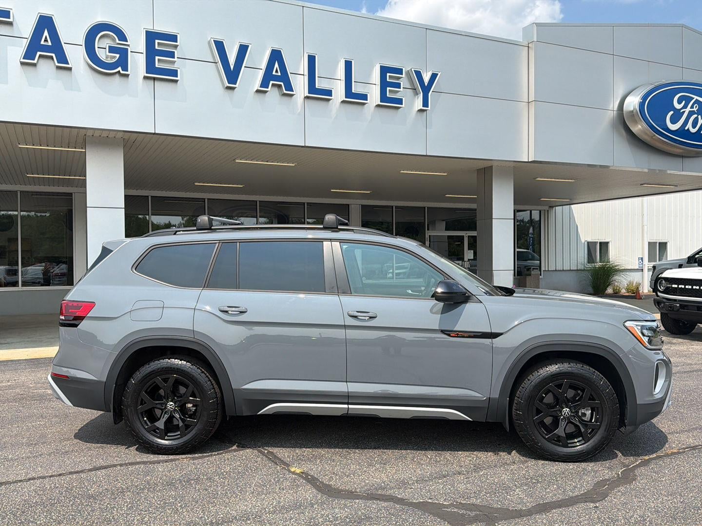 2024 Volkswagen Atlas 2.0T Peak Edition SEL